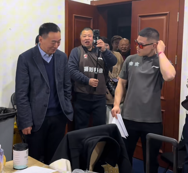 英国立博-同曦胜深圳，老板更衣室肯定全队，郭昊文汉兹获腰带，氛围极佳